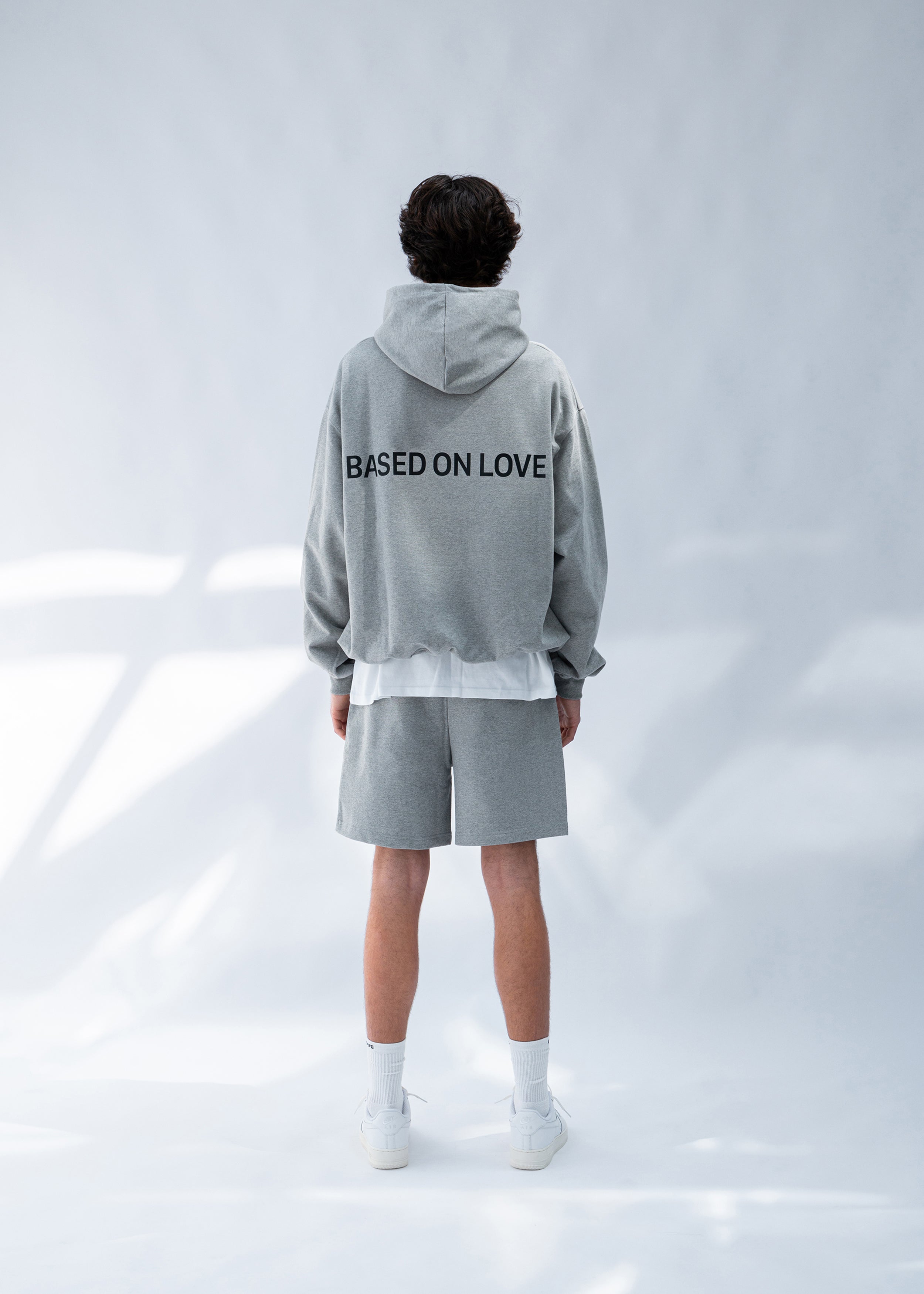 B LOGO SHORTS