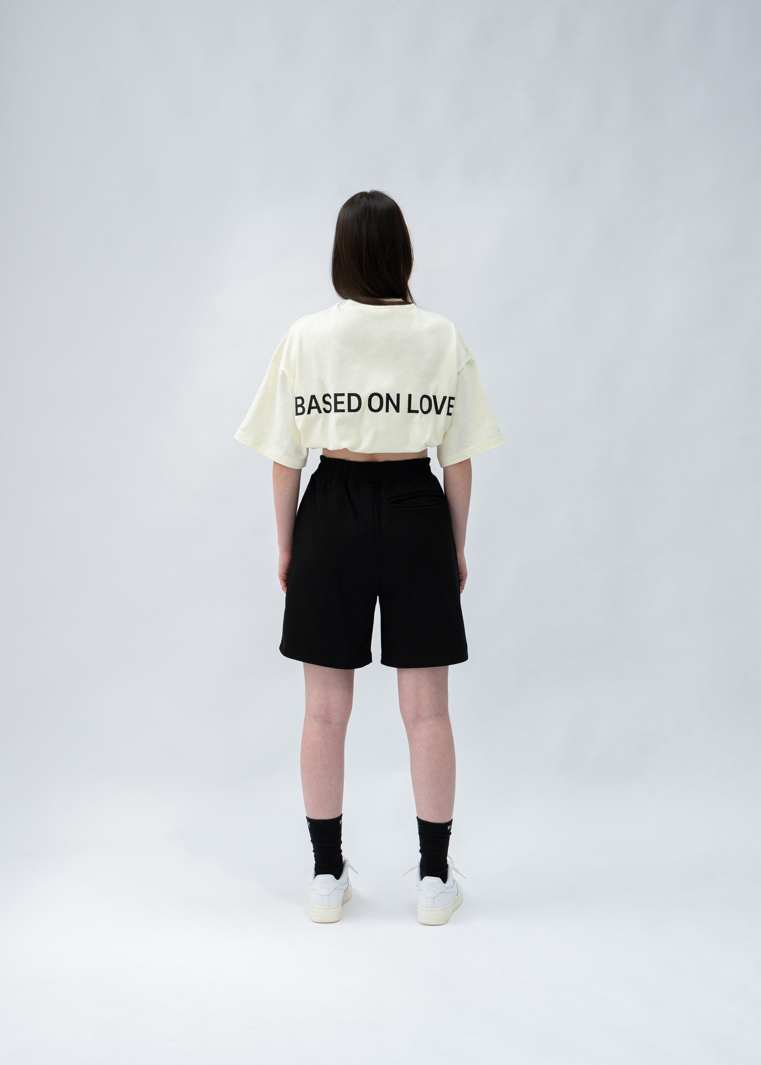 B LOGO SHORTS