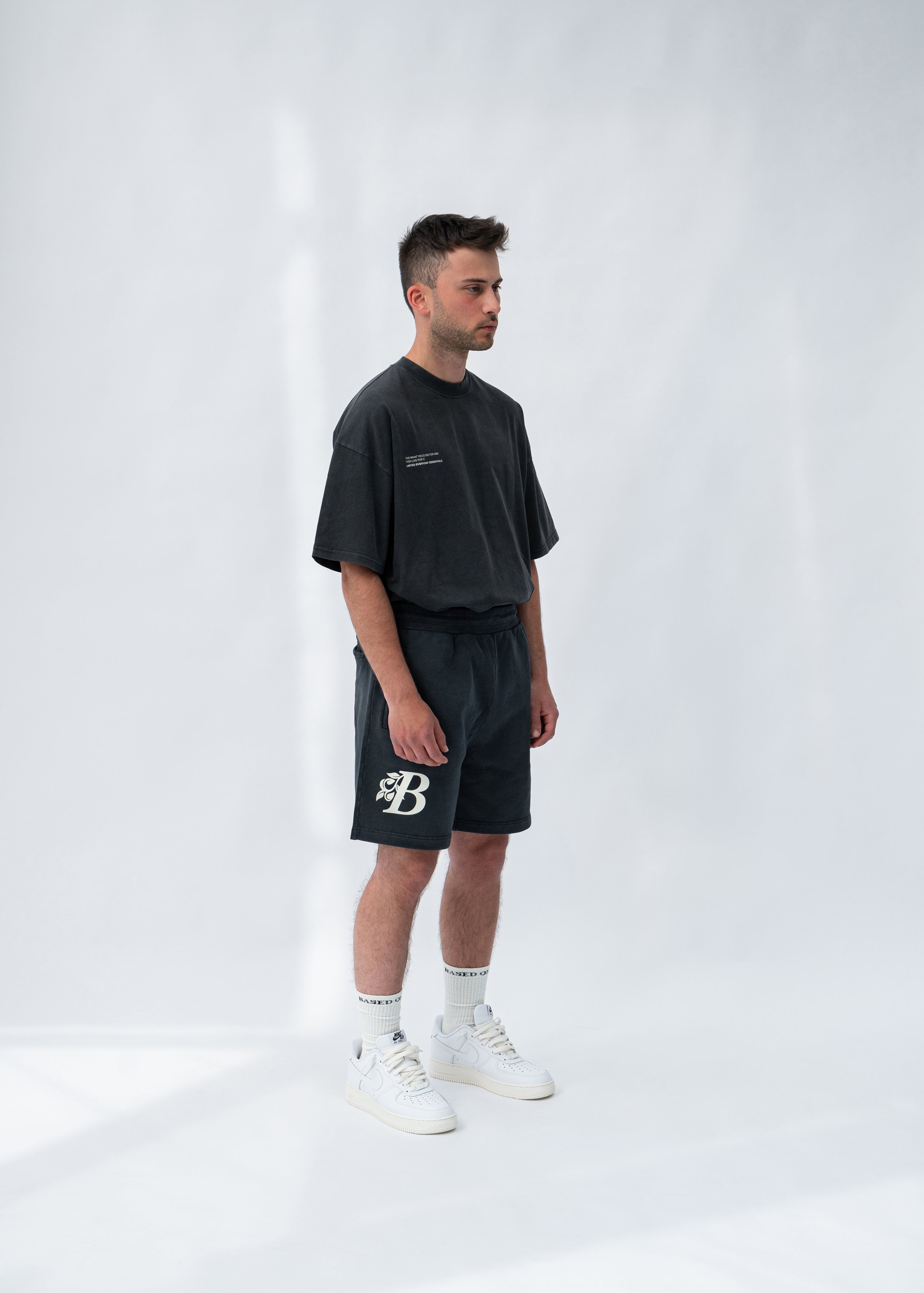 B LOGO SHORTS