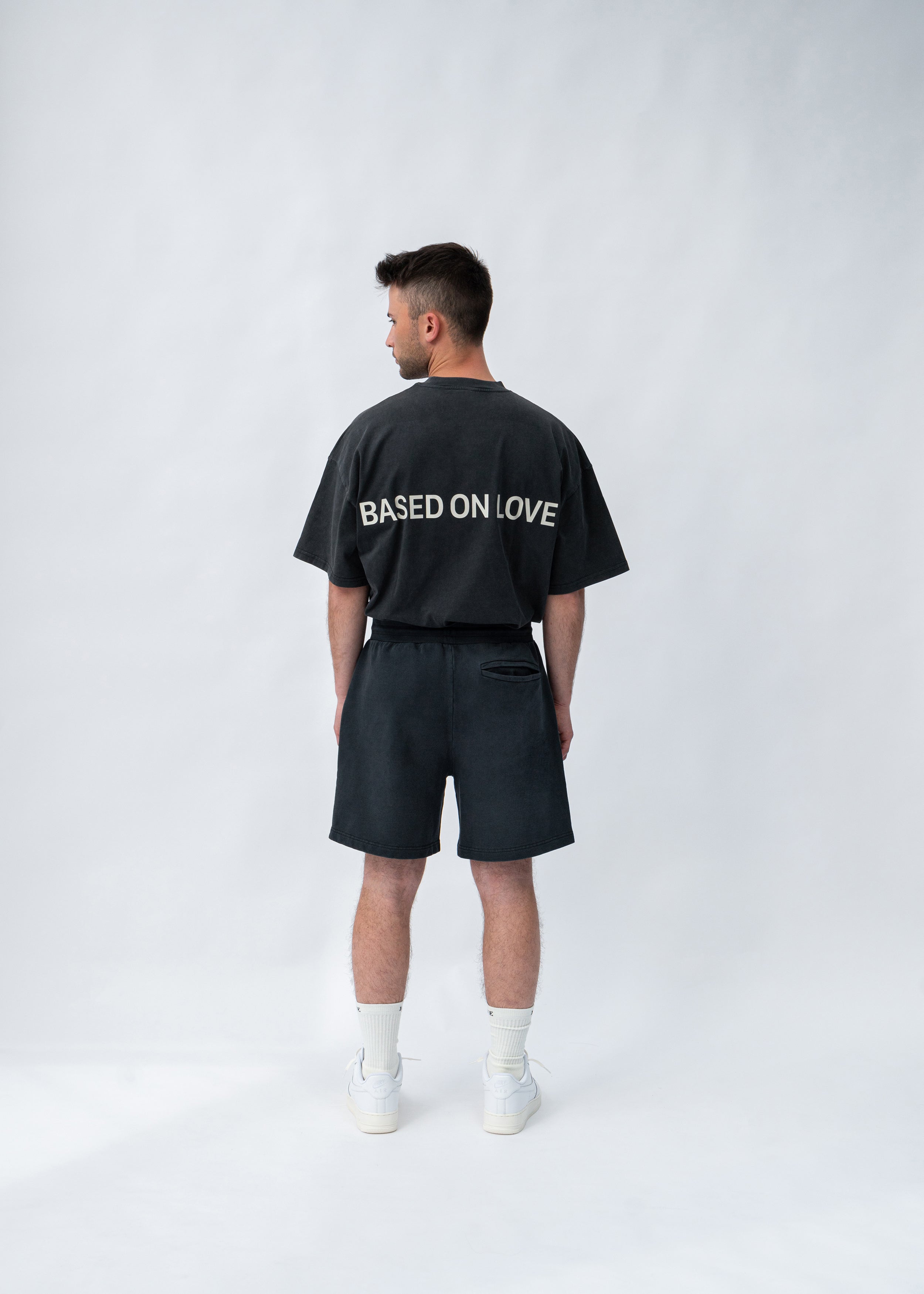 B LOGO SHORTS